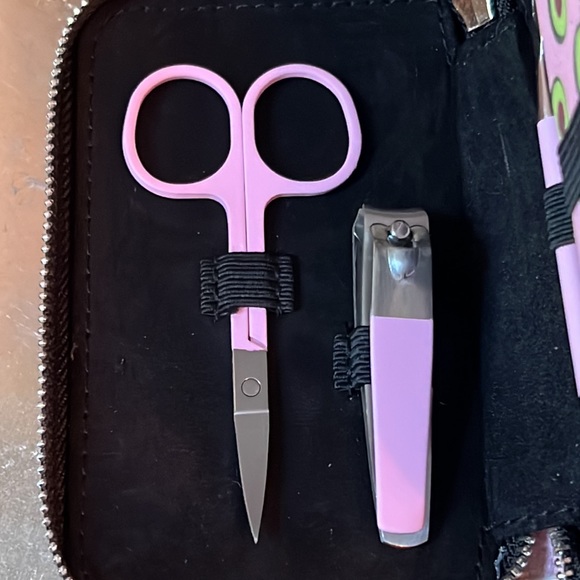 manicure set in “Avocadoze” print-4 tools inside w/zip-closure -NWT-matching bag - Picture 7 of 12